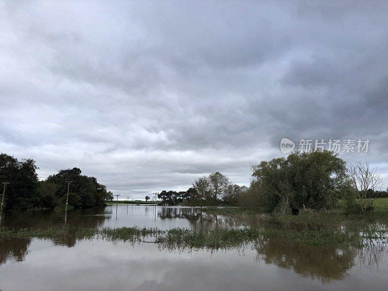 暴风雨“巴贝特”过后，洪水席卷了北约克郡Kirby Wiske附近的农田